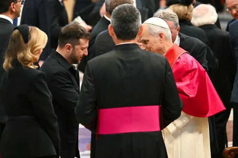 Hoće li se Zelenski i ovoga puta naći na udaru kritika zbog odjevne kombinacije? Ovo je nosio u Vatikanu