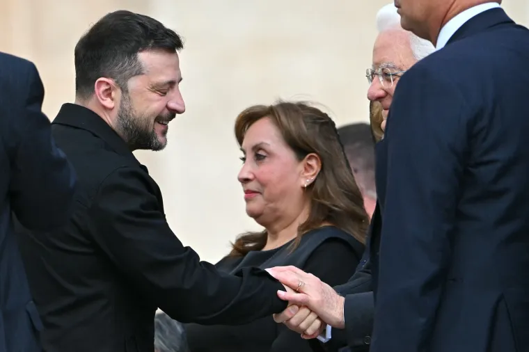 Hoće li se Zelenski i ovoga puta naći na udaru kritika zbog odjevne kombinacije? Ovo je nosio u Vatikanu