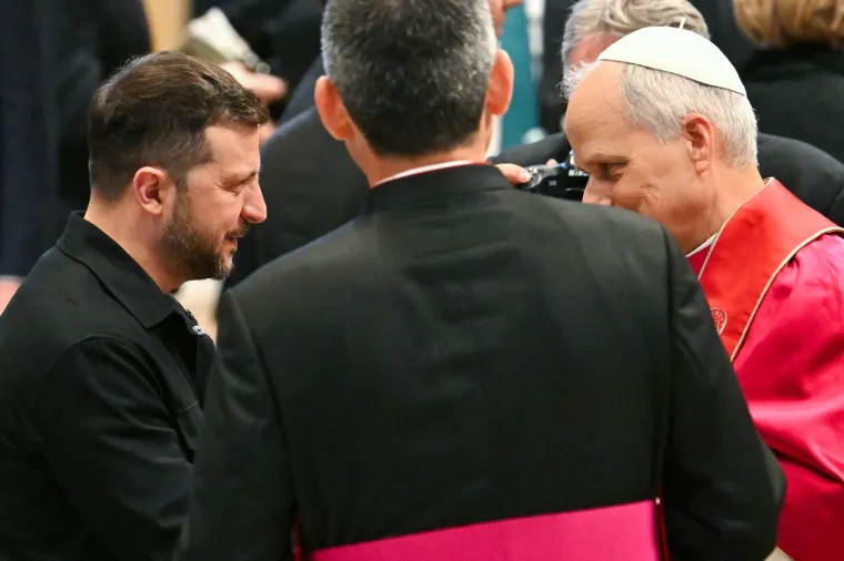 Hoće li se Zelenski i ovoga puta naći na udaru kritika zbog odjevne kombinacije? Ovo je nosio u Vatikanu