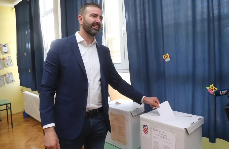 Neki sa suprugama ili zaručnicama, drugi sami. Ovako su glasali ljudi koji žele vlast u Gradu pod Marjanom