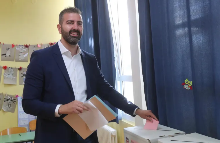 Neki sa suprugama ili zaručnicama, drugi sami. Ovako su glasali ljudi koji žele vlast u Gradu pod Marjanom
