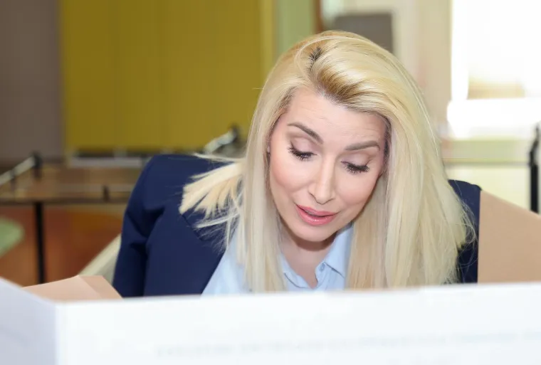 Neki sa suprugama ili zaručnicama, drugi sami. Ovako su glasali ljudi koji žele vlast u Gradu pod Marjanom