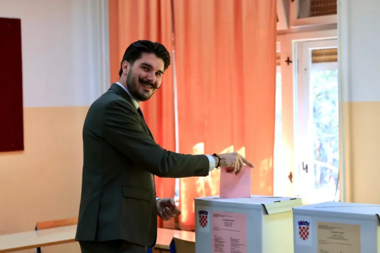 Neki sa suprugama ili zaručnicama, drugi sami. Ovako su glasali ljudi koji žele vlast u Gradu pod Marjanom