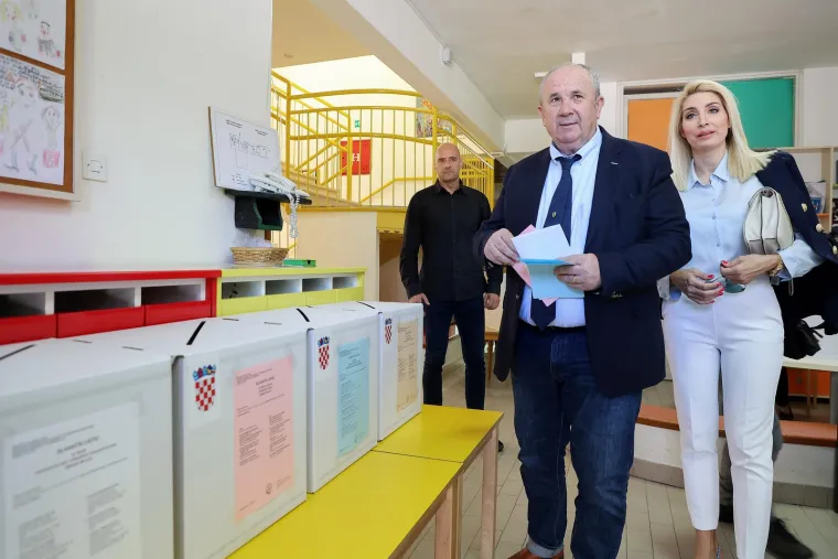 Neki sa suprugama ili zaručnicama, drugi sami. Ovako su glasali ljudi koji žele vlast u Gradu pod Marjanom