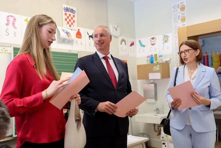Neki sa suprugama ili zaručnicama, drugi sami. Ovako su glasali ljudi koji žele vlast u Gradu pod Marjanom