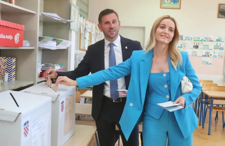 Neki sa suprugama ili zaručnicama, drugi sami. Ovako su glasali ljudi koji žele vlast u Gradu pod Marjanom