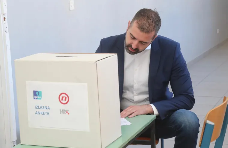 Neki sa suprugama ili zaručnicama, drugi sami. Ovako su glasali ljudi koji žele vlast u Gradu pod Marjanom
