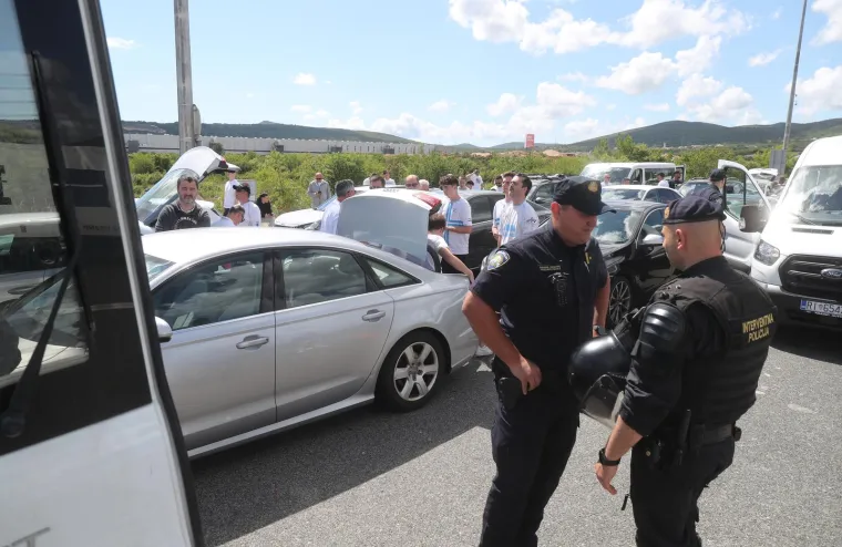 Dan prije utakmice, u subotu, navijačka skupina Rijeke Armada oglasila se na društvenim mrežama i dala uputu svim navijačima Rijeke koji dolaze na Poljud kako da se obuku- u bijelu boju.

&quot;SVI U BIJELOM!!! Pozivamo sve naše članove te navijače Rijeke koji dolaze u nedjelju na Poljud da dođu u bijelom dresu/majici&quot;, objavila je Armada na Facebooku.
