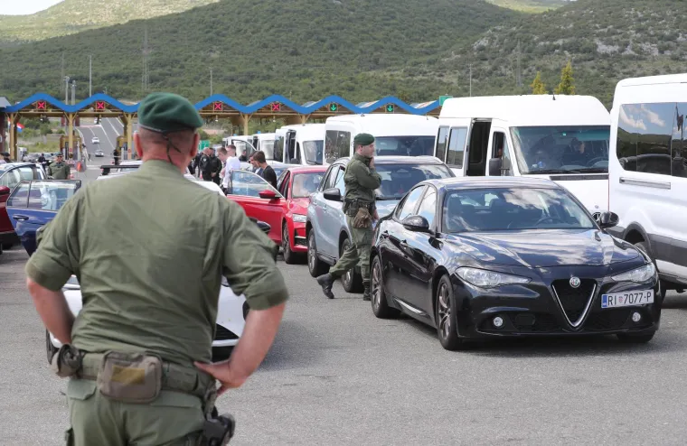 Nogometnu utakmicu koju u nedjelju popodne na Poljudu igraju Hajduk i Rijeka, policija je proglasila visokorizičnom te je objavila preporuke za gostujuće i domaće navijače kako bi svi na vrijeme stigli na stadion.

