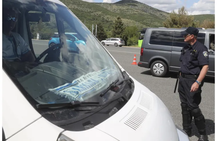 Policija na putu do Splita dočekala ekipu u bijelom: Već se zna što će im raditi