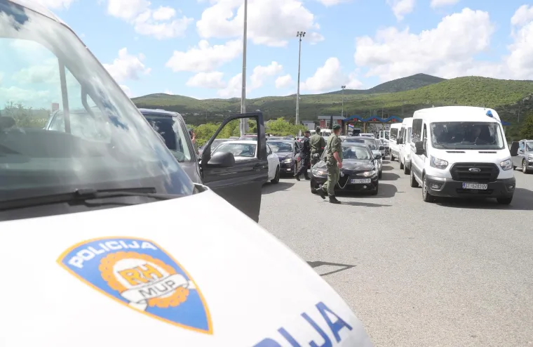 Policija na putu do Splita dočekala ekipu u bijelom: Već se zna &scaron;to će im raditi