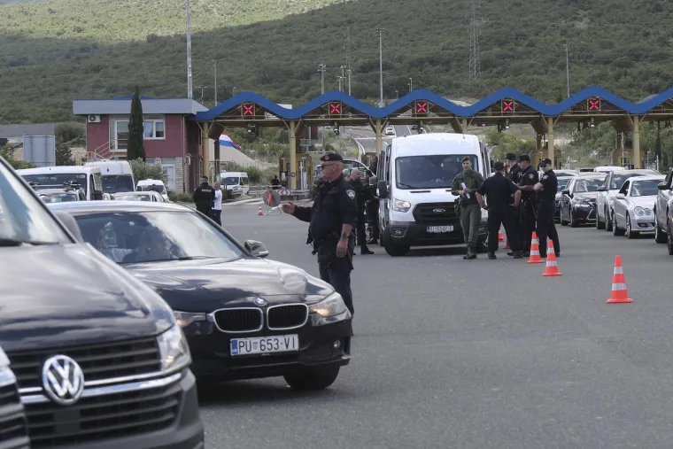 Policija na putu do Splita dočekala ekipu u bijelom: Već se zna &scaron;to će im raditi