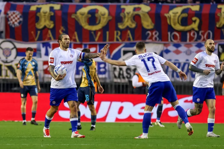 I kada se činilo da je Rijeka zagospodarila terenom, ukazao se on, i bombom rasparao mrežu Riječana...