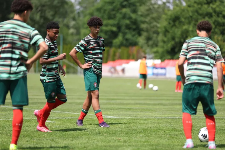 Mladi Cristiano ba&scaron; i ne podsjeća na svog oca, te&scaron;ko da biste vidjeli neku sličnost da ne znate da mu je sin