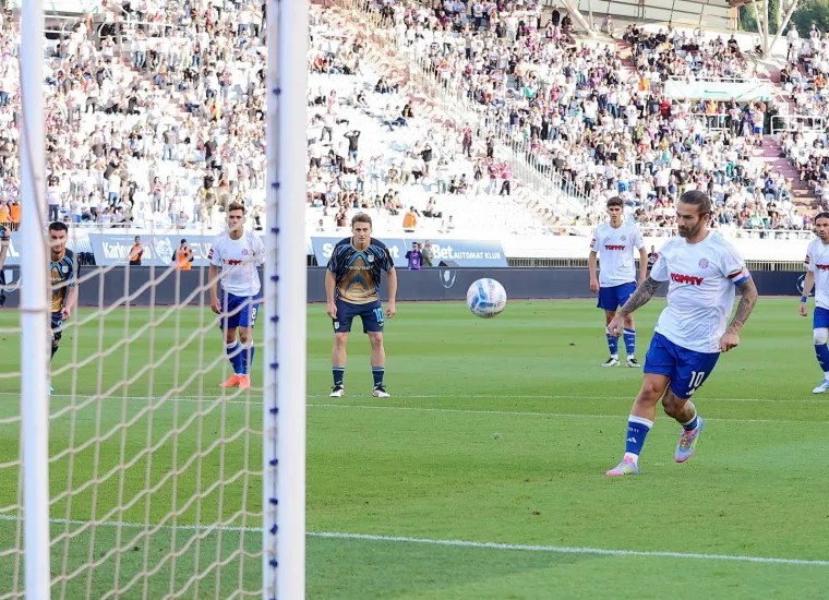 Prekrasnom panenkom Livaja je pogodio za 1:0.
