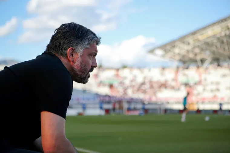 Gennaro je sjedio pored travnjaka i samo gledao u daljinu dok su se igrači zagrijavali