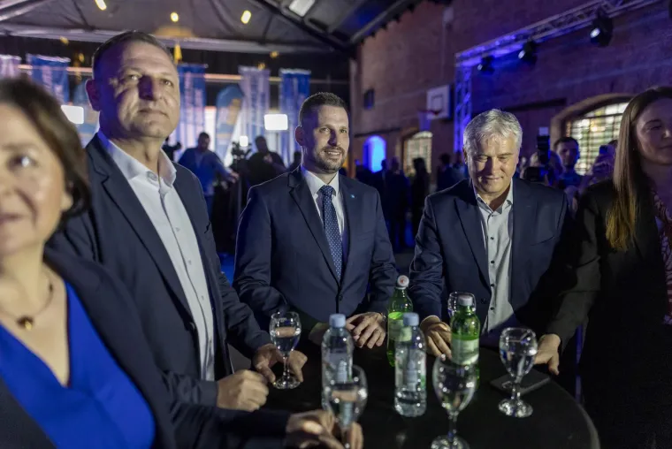 Raspoloženje u HDZ-ovu stožeru pobjedničko je. Na stolovima je posložena hrana: uz domaće delicije - pršut, kulen i sireve - poslužili su i pice, u čašama samo obična i mineralna voda. 