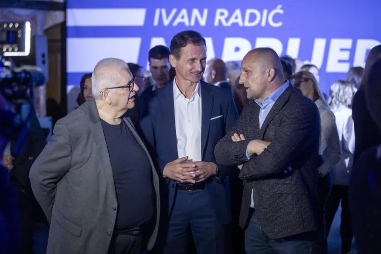 Podršku su Radiću u stožer došli dati i potpredsjednik Vlade i ministar obrane Ivan Anušić te Dragan Primorac - HDZ-ova nestranački odabranik za prošle predsjedničke izbore. Iako je Zoran Milanović sa 75 posto potpore birača deklasirao Primorca koji je postao tragičar, čini se da mu večeras ne nedostaje dobrog raspoloženja jer ne skida osmijeh s lica. Zanimljivo, bili su u društvu Ante Đapića koji je i sam nekad bio osječki gradonačelnik, a u fotelju je zasjeo kao pravaš. 