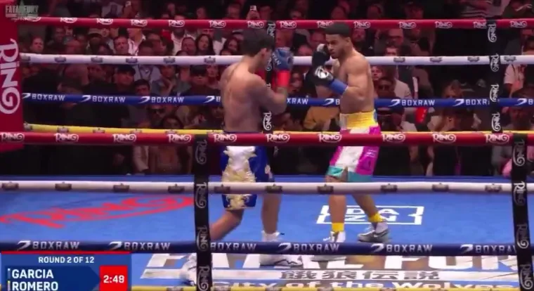 Potpuni šok usred Times Squarea! Domaći 'Rocky' zalijepio kontroverznog boksača za pod