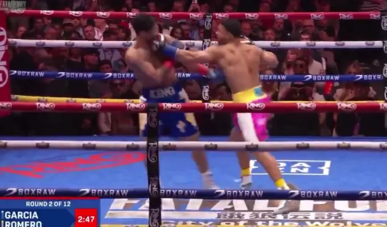 Potpuni šok usred Times Squarea! Domaći 'Rocky' zalijepio kontroverznog boksača za pod