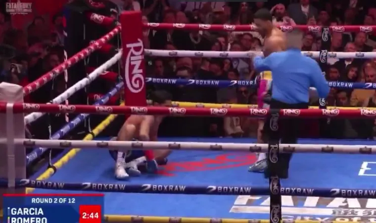 Potpuni šok usred Times Squarea! Domaći 'Rocky' zalijepio kontroverznog boksača za pod