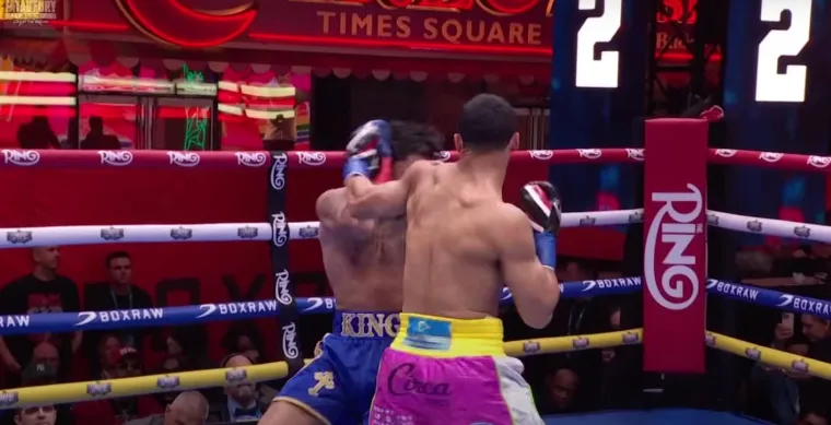 Potpuni šok usred Times Squarea! Domaći 'Rocky' zalijepio kontroverznog boksača za pod