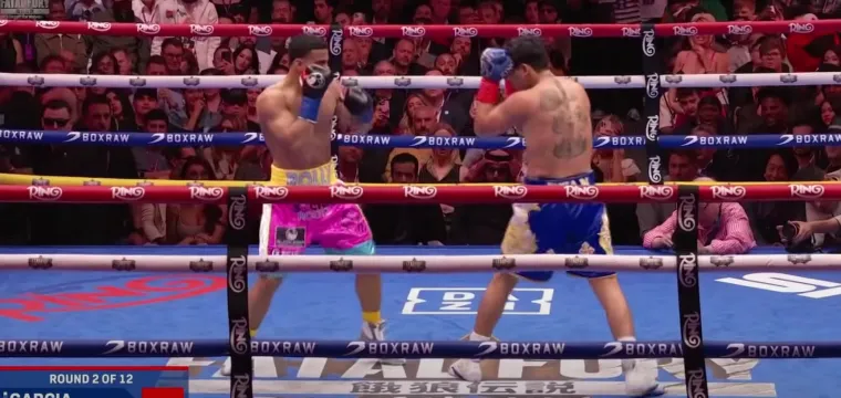 Potpuni šok usred Times Squarea! Domaći 'Rocky' zalijepio kontroverznog boksača za pod