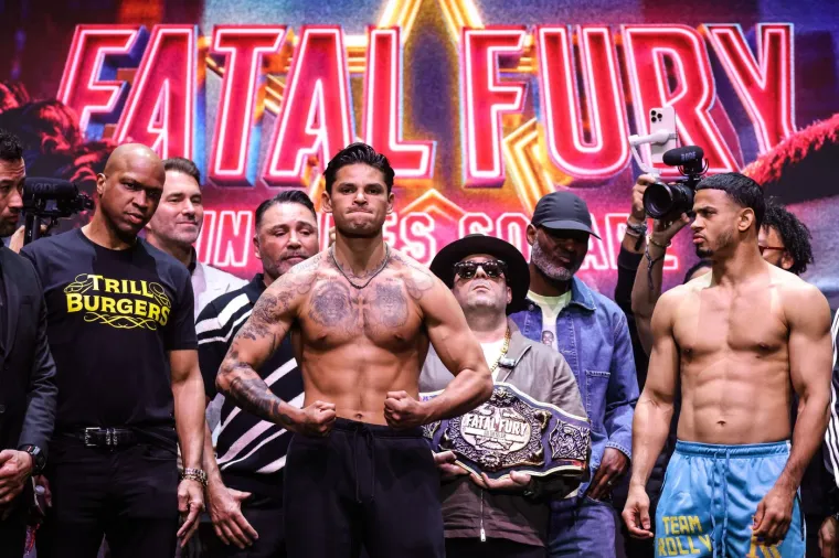 Potpuni šok usred Times Squarea! Domaći 'Rocky' zalijepio kontroverznog boksača za pod