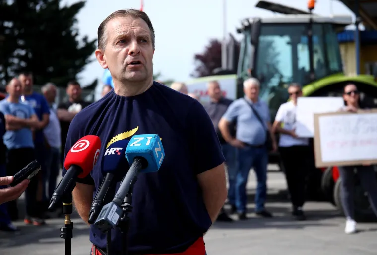 Zagrepčani traktorima blokirali Jakuševec: 'Smrdi, smrdi, užasno smrdi'