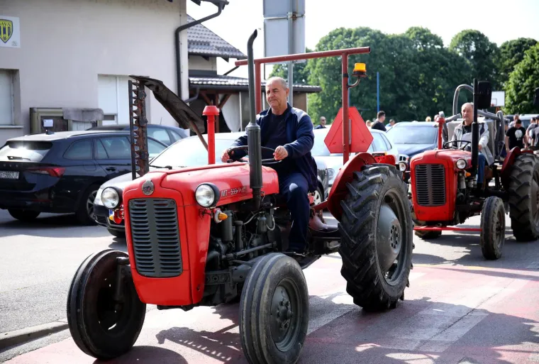 Zagrepčani traktorima blokirali Jakuševec: 'Smrdi, smrdi, užasno smrdi'