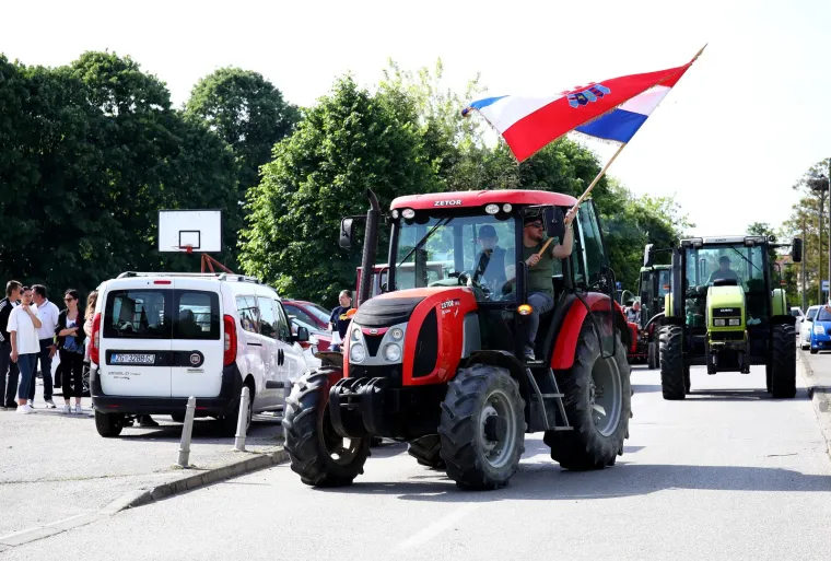 Zagrepčani traktorima blokirali Jakuševec: 'Smrdi, smrdi, užasno smrdi'