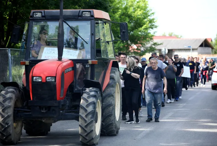 Zagrepčani traktorima blokirali Jakuševec: 'Smrdi, smrdi, užasno smrdi'