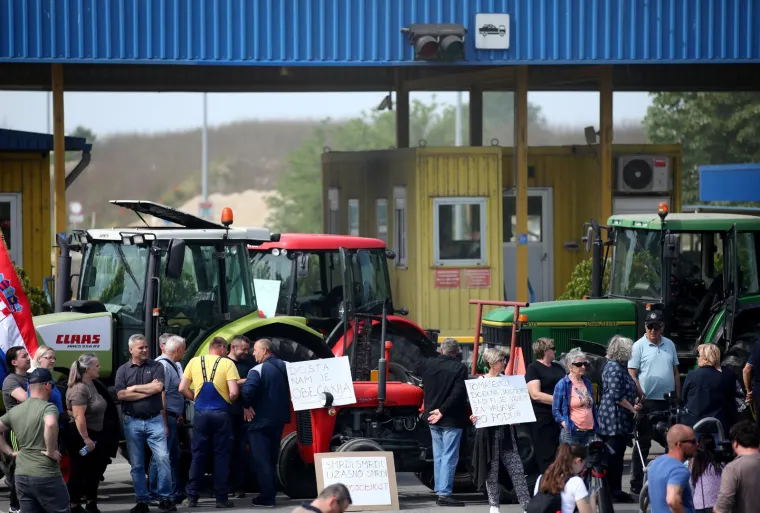 Zagrepčani traktorima blokirali Jakuševec: 'Smrdi, smrdi, užasno smrdi'