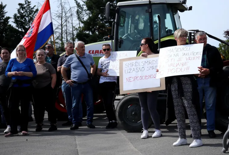 Zagrepčani traktorima blokirali Jakuševec: 'Smrdi, smrdi, užasno smrdi'