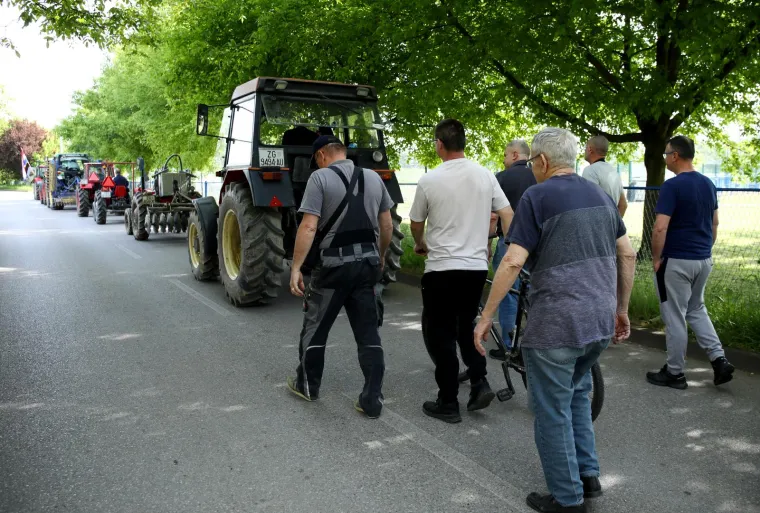 Zagrepčani traktorima blokirali Jakuševec: 'Smrdi, smrdi, užasno smrdi'