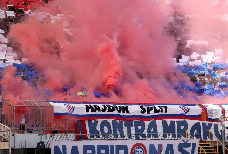 Travnjak Poljuda uništen u bakljadi: Pogledajte kako izgleda teren nakon derbija