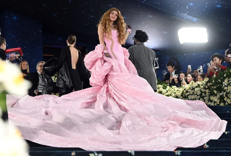 Žice oko glave i klavir na leđima? Ovo su najbizarniji outfiti s Met Gale 2025.