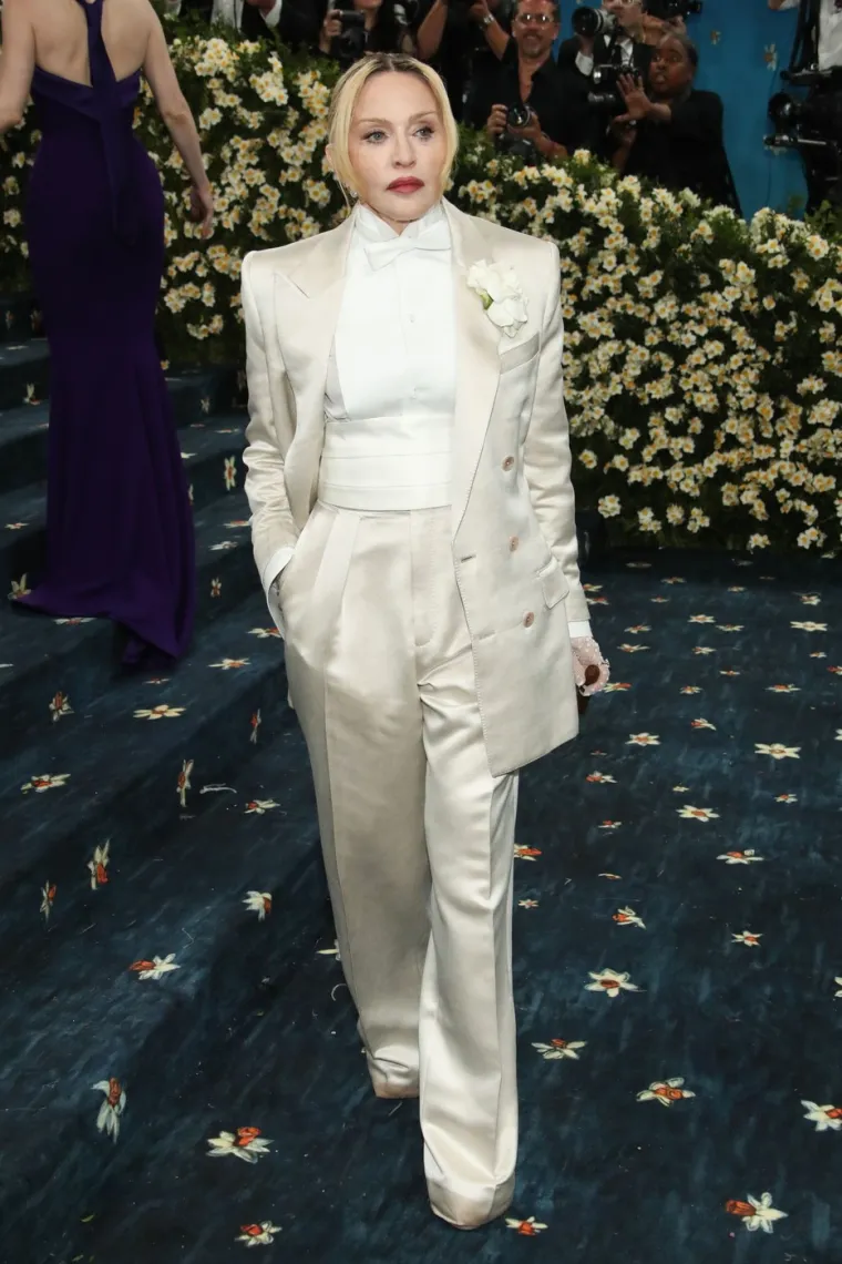 Žice oko glave i klavir na leđima? Ovo su najbizarniji outfiti s Met Gale 2025.