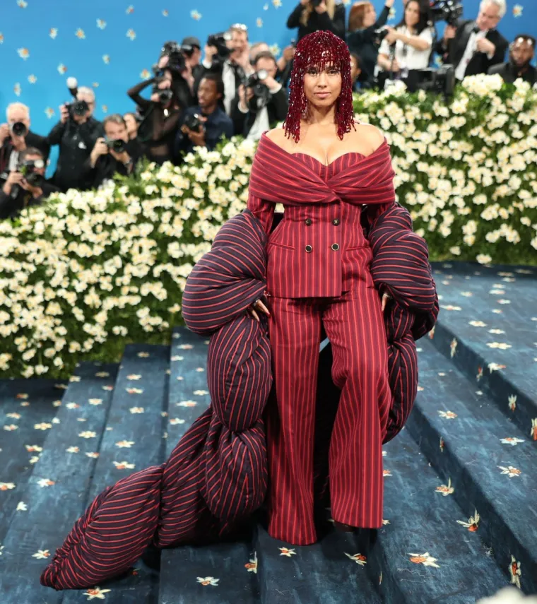 Žice oko glave i klavir na leđima? Ovo su najbizarniji outfiti s Met Gale 2025.