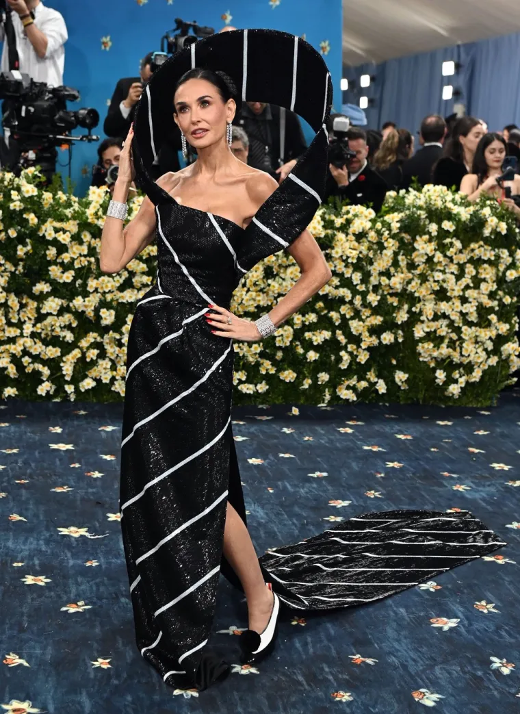 Žice oko glave i klavir na leđima? Ovo su najbizarniji outfiti s Met Gale 2025.