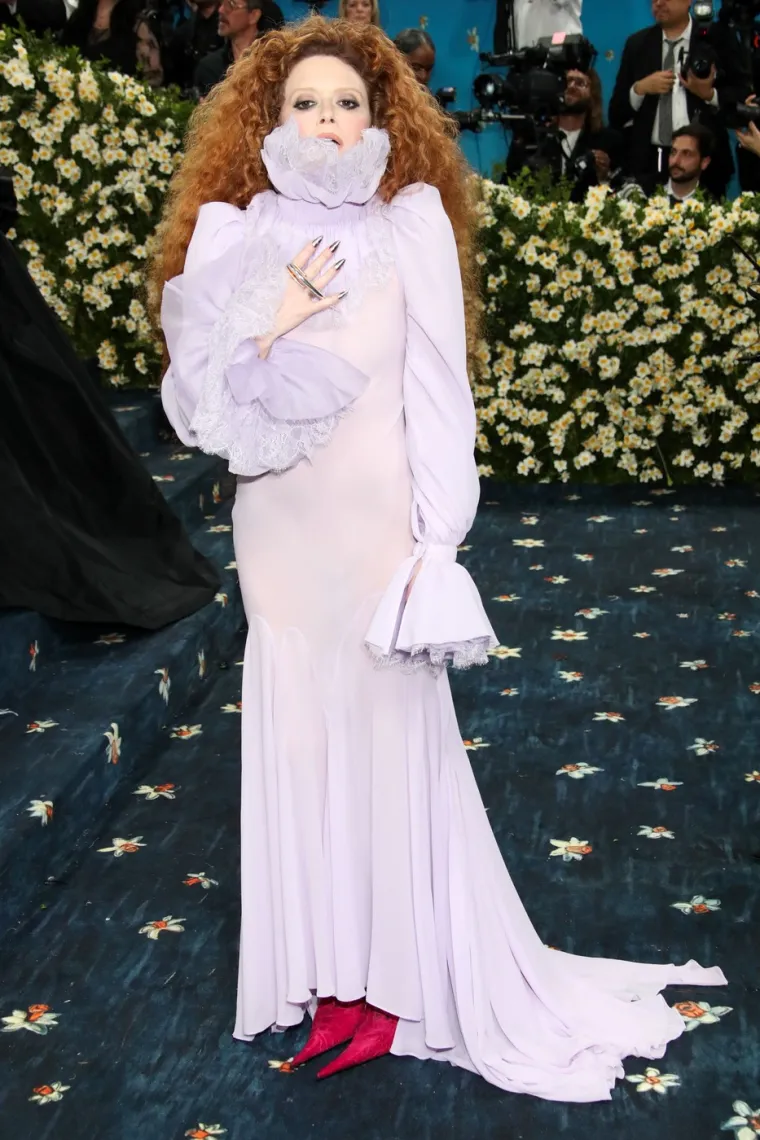 Žice oko glave i klavir na leđima? Ovo su najbizarniji outfiti s Met Gale 2025.