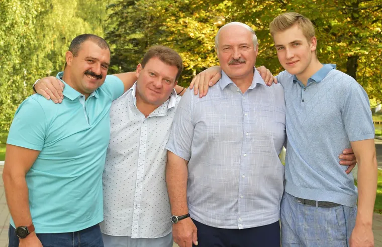 Visok, zgodan, plav: Mladić u prvim redovima na paradi. Svi šapuću samo jednu stvar