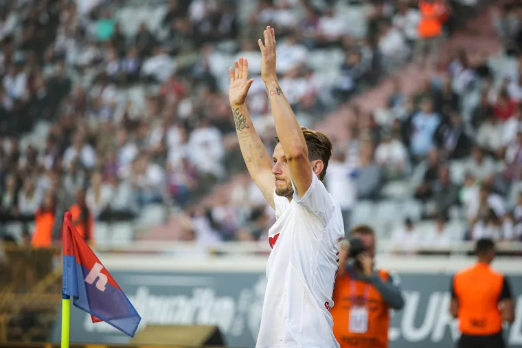 Ivan Rakitić prilikom izvođenja kornera...