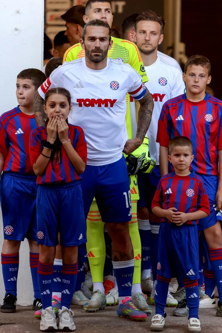 Livaja i Rakitić prije samog izlaska na teren.