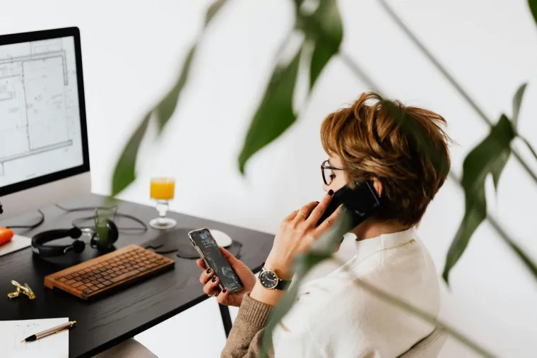 4. Prestanite s multitaskingom: Suprotno popularnom uvjerenju, multitasking ne djeluje. Moždani korteks obraća pažnju samo na jednu stvar u isto vrijeme. Multitasking opterećuje korteks jer pokušava usmjeriti energiju i pažnju na previše različitih stvari.