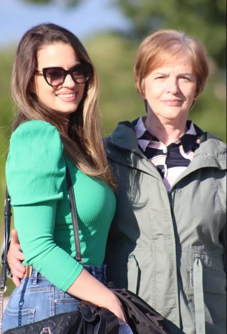 Smeđokosa dama privlačila poglede svojim atraktivnim izgledom i proljetnim outfitom
