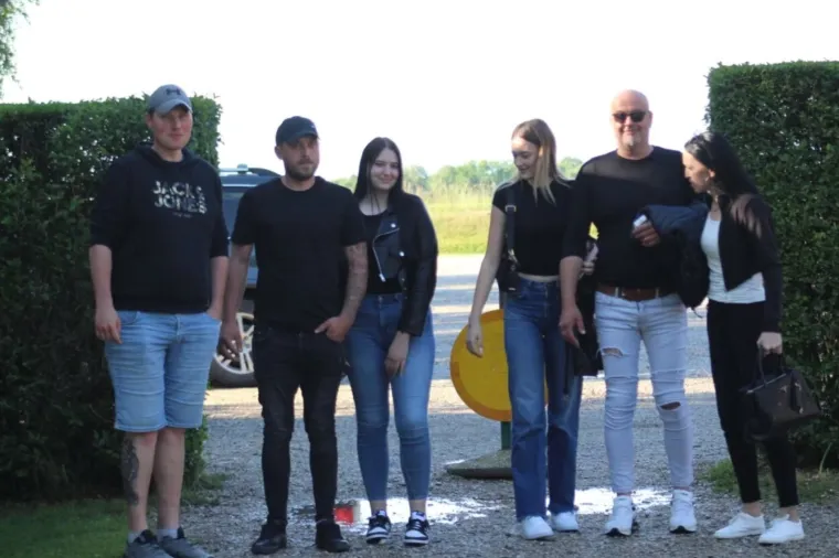 Smeđokosa dama privlačila poglede svojim atraktivnim izgledom i proljetnim outfitom