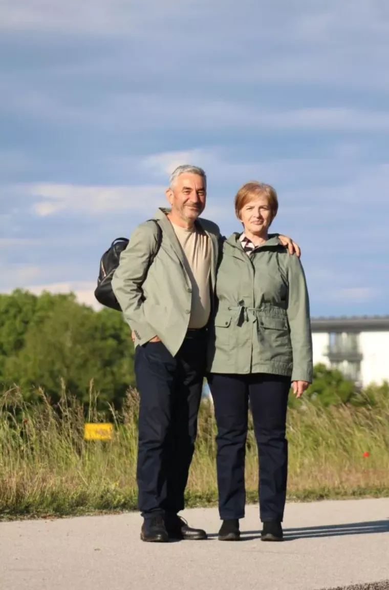 Smeđokosa dama privlačila poglede svojim atraktivnim izgledom i proljetnim outfitom
