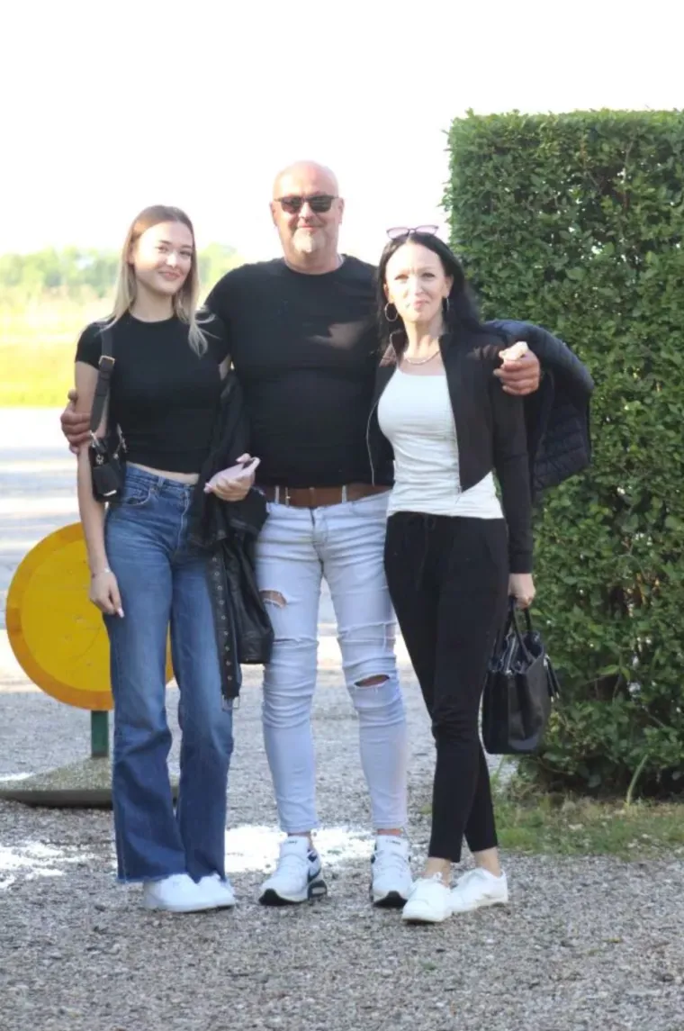 Smeđokosa dama privlačila poglede svojim atraktivnim izgledom i proljetnim outfitom