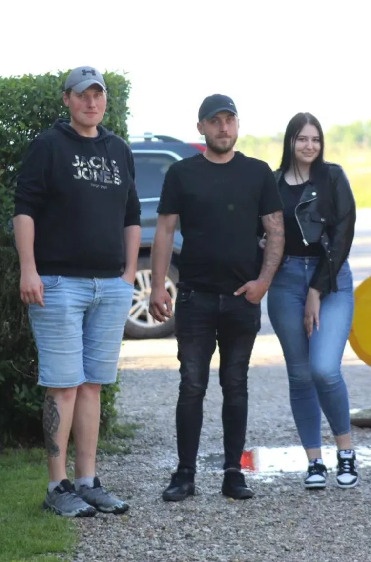 Smeđokosa dama privlačila poglede svojim atraktivnim izgledom i proljetnim outfitom